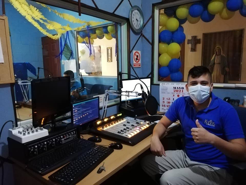 Cabina de producción de Radio Kyrios